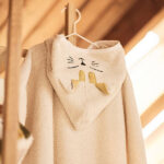 Badponcho Charlie the Cat van zachte badstof met kattenoortjes voor baby’s en peuters