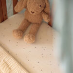 Hoeslaken jersey Twinkling Sea Green 60 x 120 cm met subtiele sterrenprint voor babybedjes