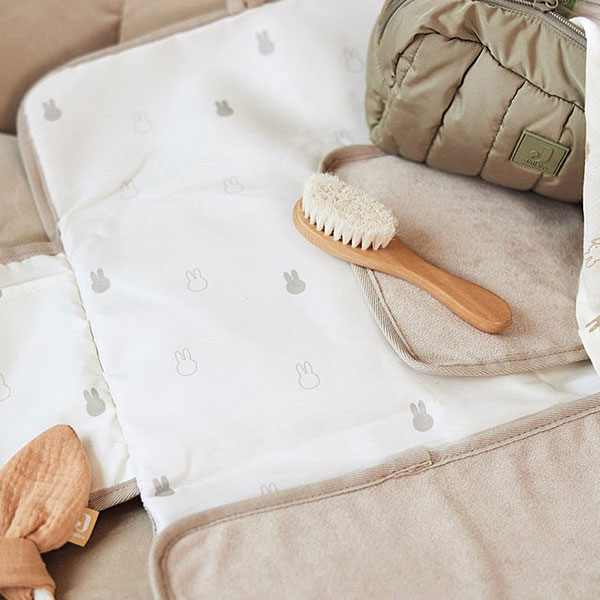 Jollein etui Puffed Olive Green met gewatteerde stof en speelse Olive Green voering voor babyaccessoires