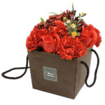 zeep bloemen boeket rode roos en anjer in luxe cadeauverpakking op tafel