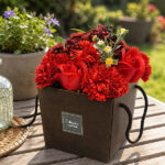 zeep bloemen boeket rode roos en anjer in luxe cadeauverpakking op tafel