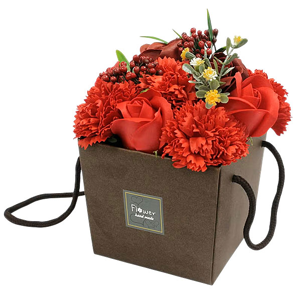zeep bloemen boeket rode roos en anjer in luxe cadeauverpakking op tafel