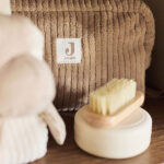 Jollein etui Cloudy Rib Milky Coffee met zachte ribstof en compacte opbergvorm voor babyaccessoires