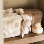 Jollein etui Cloudy Rib Oatmeal met zachte ribstof en compacte opbergvorm voor babyaccessoires