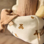 Jollein etui Mini Teddy Bear met kleine teddybeer print op lichte ondergrond voor babyaccessoires en verzorgingsspullen