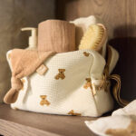 Jollein etui Mini Teddy Bear met kleine teddybeer print op lichte ondergrond voor babyaccessoires en verzorgingsspullen