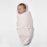 Inbakerdoek Light Pink voor baby’s van 0 tot 3 maanden. Zacht, comfortabel en ideaal voor een veilige en rustige slaapomgeving.
