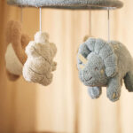 Baby mobiel Roarsome met zachte dino’s in Sea Green en Olive Green kleuren