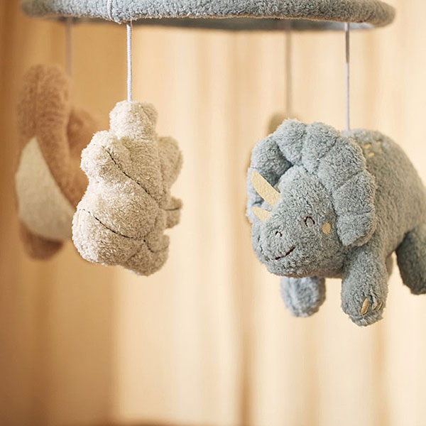 Baby mobiel Roarsome met zachte dino’s in Sea Green en Olive Green kleuren