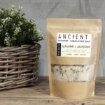 Huid Verzorging Himalaya badzout met geranium, grapefruit, vitamine E en kamillebloemen voor een luxe wellnesservaring.