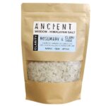Helderheid Himalaya badzout met rozemarijn, salie, olijfolie en mineraalrijk Himalayazout voor een rustgevend wellnessmoment.