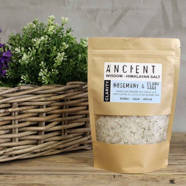 Helderheid Himalaya badzout met rozemarijn, salie, olijfolie en mineraalrijk Himalayazout voor een rustgevend wellnessmoment.