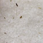 Helderheid Himalaya badzout met rozemarijn, salie, olijfolie en mineraalrijk Himalayazout voor een rustgevend wellnessmoment.