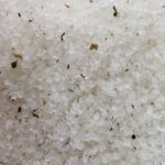 Detox Himalaya badzout met tea tree, limoen, teunisbloemolie en mineraalrijk Himalayazout voor een frisse wellnesservaring.
