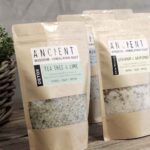 Detox Himalaya badzout met tea tree, limoen, teunisbloemolie en mineraalrijk Himalayazout voor een frisse wellnesservaring.