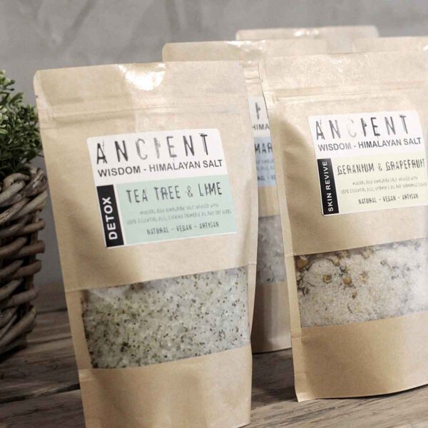 Detox Himalaya badzout met tea tree, limoen, teunisbloemolie en mineraalrijk Himalayazout voor een frisse wellnesservaring.