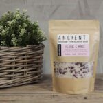 Sensueel Himalaya badzout met ylang ylang, roos, kokosolie en rozenblaadjes voor een ontspannende wellnesservaring.
