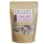 Sensueel Himalaya badzout met ylang ylang, roos, kokosolie en rozenblaadjes voor een ontspannende wellnesservaring.