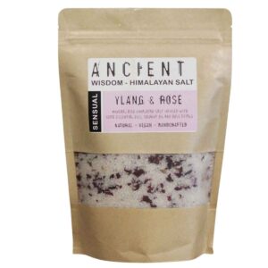 Sensueel Himalaya badzout met ylang ylang, roos, kokosolie en rozenblaadjes voor een ontspannende wellnesservaring.