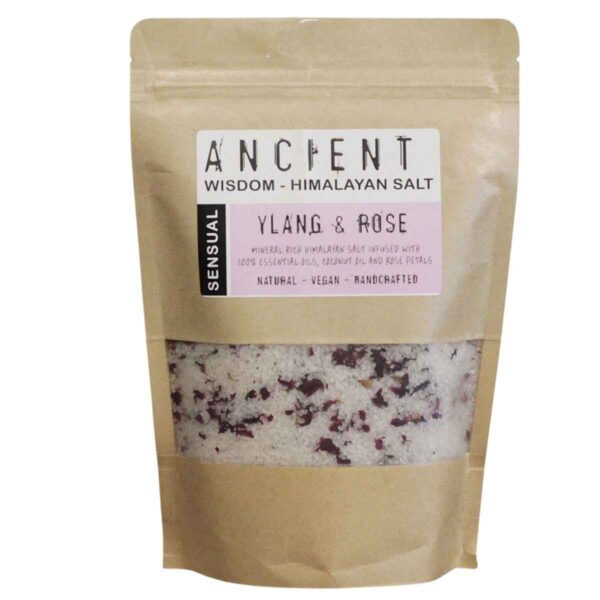 Sensueel Himalaya badzout met ylang ylang, roos, kokosolie en rozenblaadjes voor een ontspannende wellnesservaring.