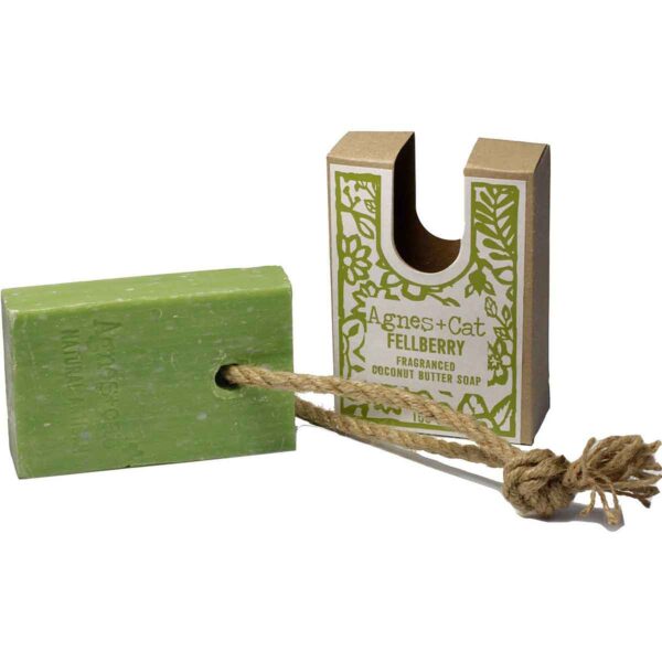 Agnes + Cat Fellberry Zeep aan Touw 150g met wilde bessengeur, kokosboter en praktisch ophangkoord.