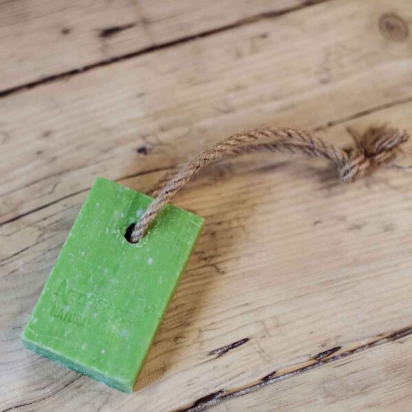 Agnes + Cat Fellberry Zeep aan Touw 150g met wilde bessengeur, kokosboter en praktisch ophangkoord.