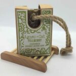 Agnes + Cat Fellberry Zeep aan Touw 150g met wilde bessengeur, kokosboter en praktisch ophangkoord.