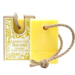 Agnes + Cat Verse Citrusvruchten Zeep aan Touw 150g met frisse citrusgeur, kokosboter en praktisch ophangkoord.