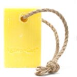 Agnes + Cat Verse Citrusvruchten Zeep aan Touw 150g met frisse citrusgeur, kokosboter en praktisch ophangkoord.