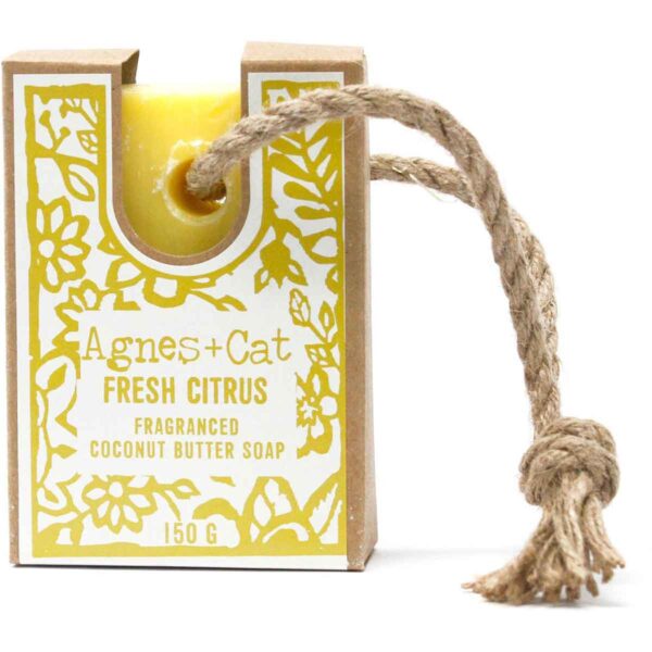 Agnes + Cat Verse Citrusvruchten Zeep aan Touw 150g met frisse citrusgeur, kokosboter en praktisch ophangkoord.