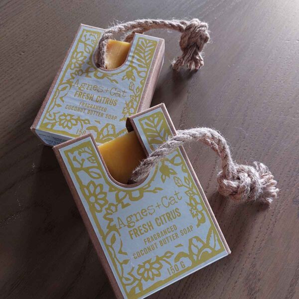 Agnes + Cat Verse Citrusvruchten Zeep aan Touw 150g met frisse citrusgeur, kokosboter en praktisch ophangkoord.
