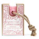 Agnes + Cat Japanese Bloom Zeep aan Touw 150g met bloemige geur, kokosboter en handig ophangkoord.