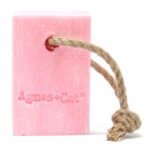 Agnes + Cat Japanese Bloom Zeep aan Touw 150g met bloemige geur, kokosboter en handig ophangkoord.