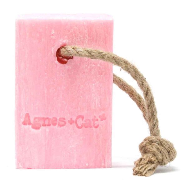 Agnes + Cat Japanese Bloom Zeep aan Touw 150g met bloemige geur, kokosboter en handig ophangkoord.