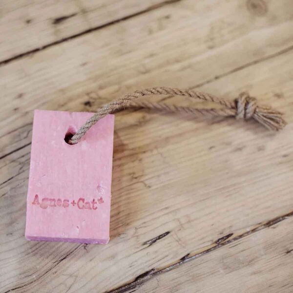 Agnes + Cat Japanese Bloom Zeep aan Touw 150g met bloemige geur, kokosboter en handig ophangkoord.