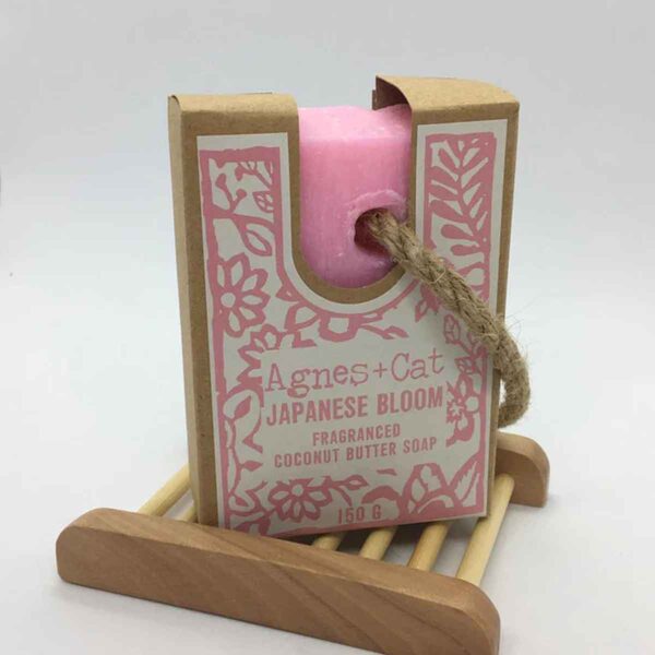 Agnes + Cat Japanese Bloom Zeep aan Touw 150g met bloemige geur, kokosboter en handig ophangkoord.