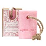 Agnes + Cat Japanese Bloom Zeep aan Touw 150g met bloemige geur, kokosboter en handig ophangkoord.