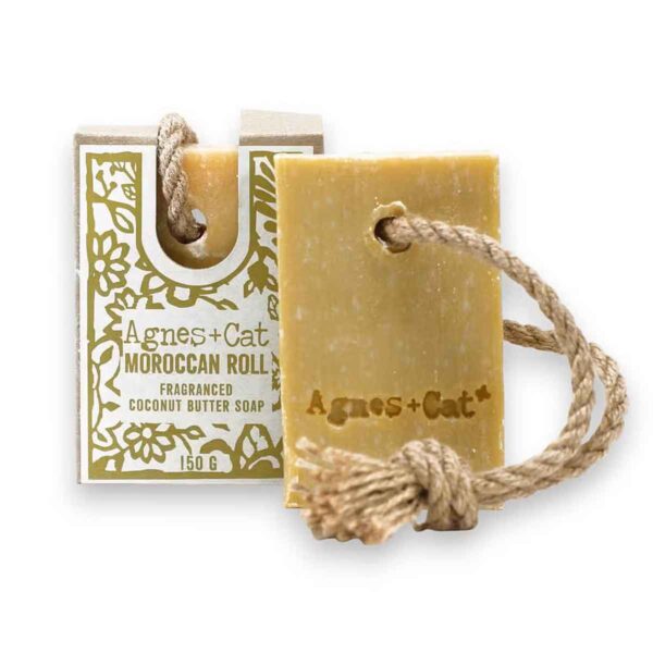Agnes + Cat Moroccan Roll Zeep aan Touw 150g met exotische geur, kokosboter en praktisch ophangkoord.