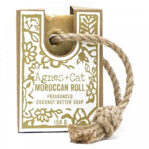 Agnes + Cat Moroccan Roll Zeep aan Touw 150g met exotische geur, kokosboter en praktisch ophangkoord.
