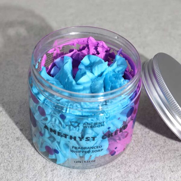 Amethyst Creed Slagroomzeep 120g met paarse en blauwe swirl en luxe geur van citrus, hout en musk