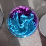 Amethyst Creed Slagroomzeep 120g met paarse en blauwe swirl en luxe geur van citrus, hout en musk