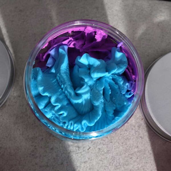 Amethyst Creed Slagroomzeep 120g met paarse en blauwe swirl en luxe geur van citrus, hout en musk