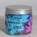 Amethyst Creed Slagroomzeep 120g met paarse en blauwe swirl en luxe geur van citrus, hout en musk