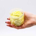 Banaan Slagroomzeep 120g met romig opgeklopt schuim en een heerlijke geur van rijpe bananen.