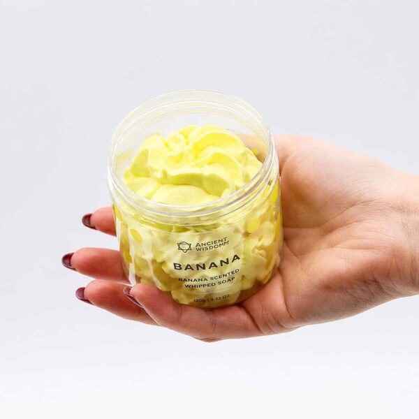 Banaan Slagroomzeep 120g met romig opgeklopt schuim en een heerlijke geur van rijpe bananen.