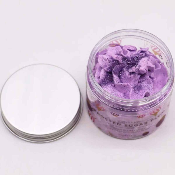 Frosted Suikerpruim Slagroomzeep 120g met romig opgeklopt schuim en zoete suikerpruim geur.