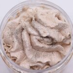 Warme Peperkoek Slagroomzeep 120g met romig opgeklopt schuim en een warme geur van verse gingerbread en kruiden.