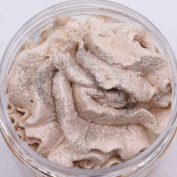 Warme Peperkoek Slagroomzeep 120g met romig opgeklopt schuim en een warme geur van verse gingerbread en kruiden.