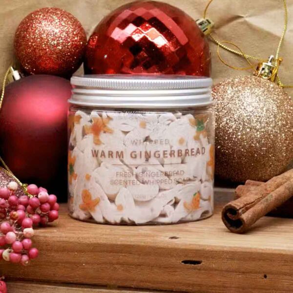 Warme Peperkoek Slagroomzeep 120g met romig opgeklopt schuim en een warme geur van verse gingerbread en kruiden.