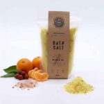 Glow & Go Vitamine C Mandarijn badzout met Epsomzout, Himalayazout en mandarijnolie voor een frisse wellnesservaring.